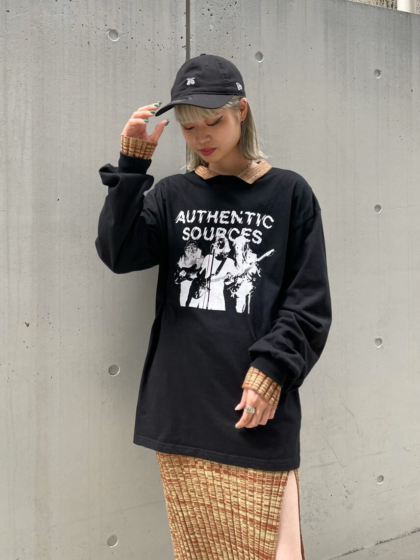 ブラウン系のワンピース、ブラック系のTシャツ/カットソーを着用したレディースの秋コーディネートの4枚目の写真