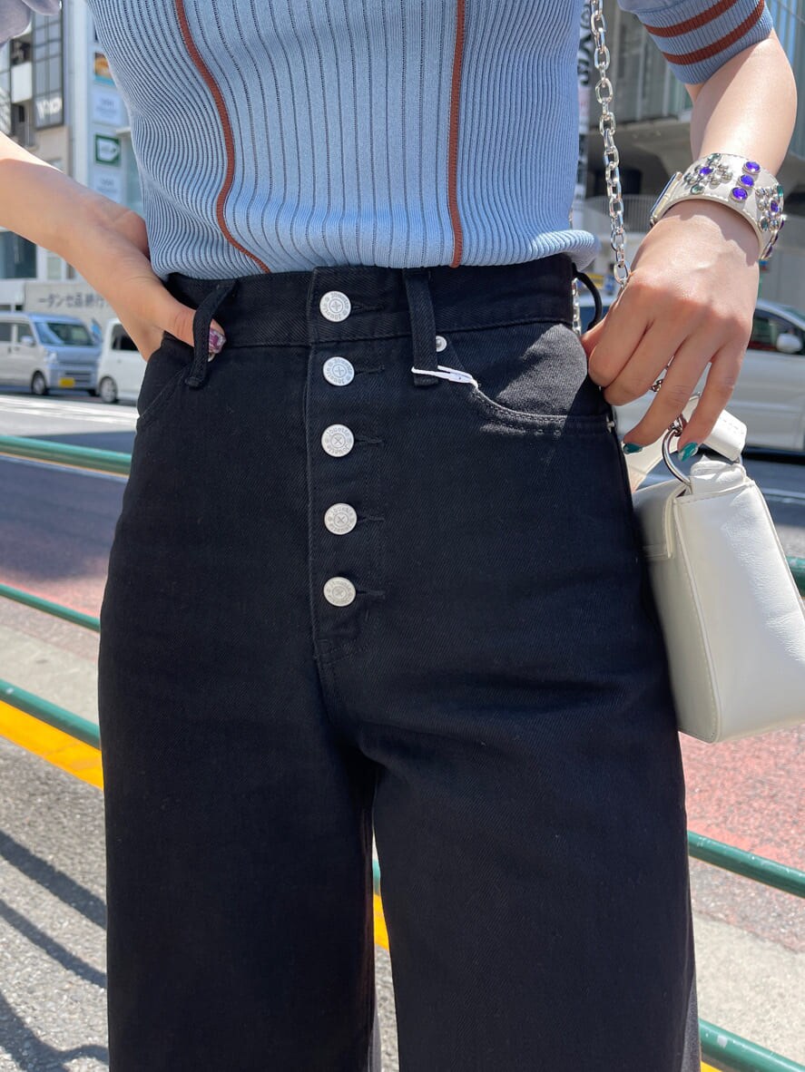 ホワイト系のその他シューズ、ブルー系のニット/セーター、ブラック系のデニムパンツを着用したレディースの春コーディネートの8枚目の写真