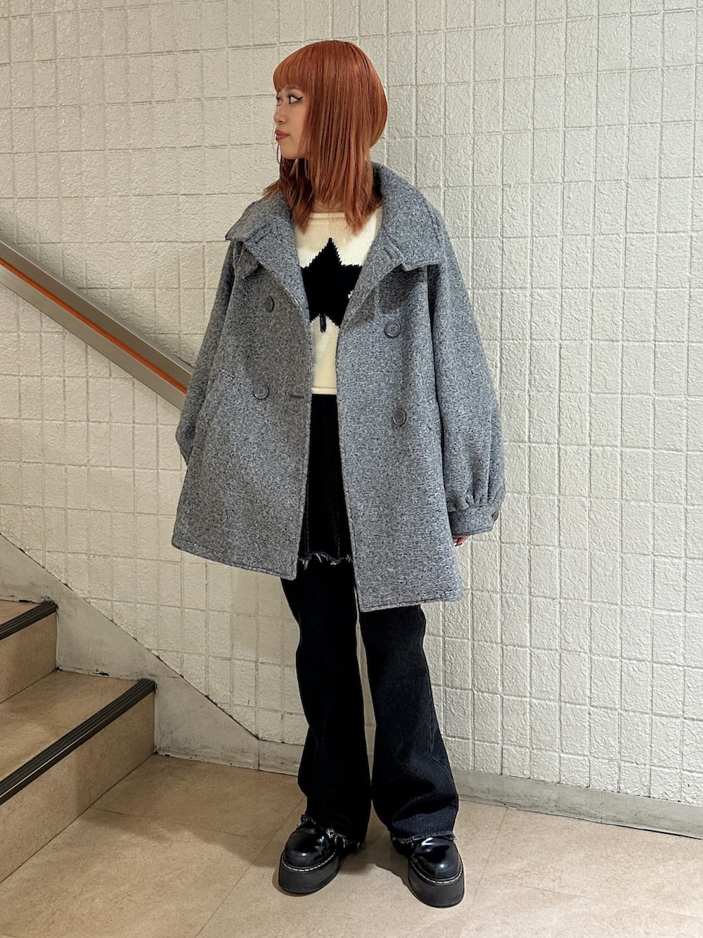 ブラック系のその他パンツ、グレー系のその他アウター、ホワイト系のニット/セーターを着用したレディースの秋コーディネートの2枚目の写真