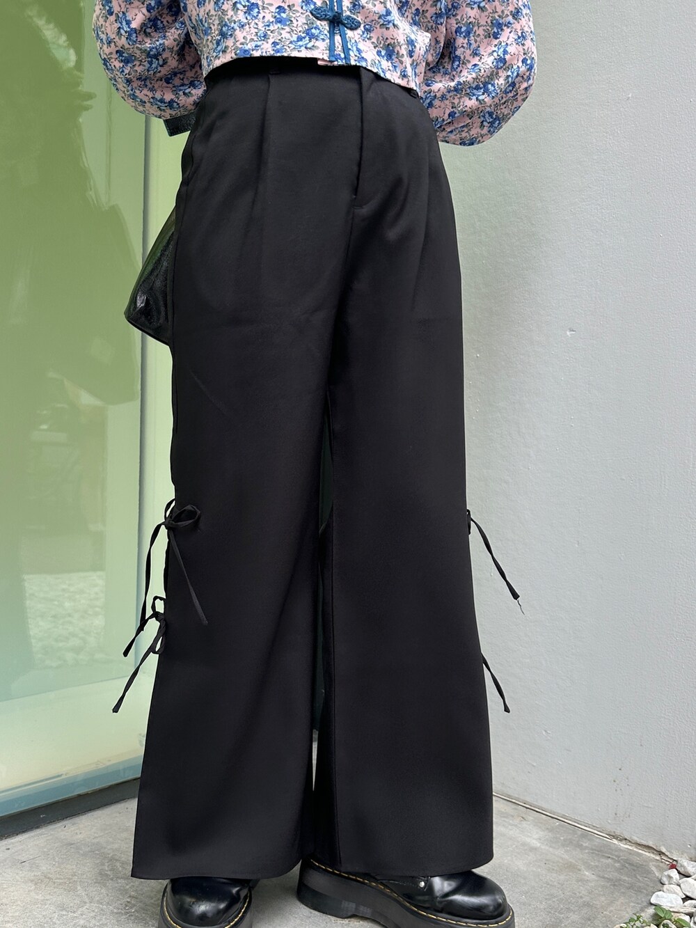 ブラック系のトートバッグ、ブルー系のシャツ/ブラウス、ブラック系のブーツを着用したレディースの秋コーディネートの8枚目の写真