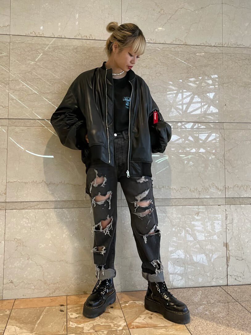 ブラック系のデニムパンツ、ブラック系のTシャツ/カットソー、ブラック系のMA-1を着用したレディースの夏コーディネートの2枚目の写真