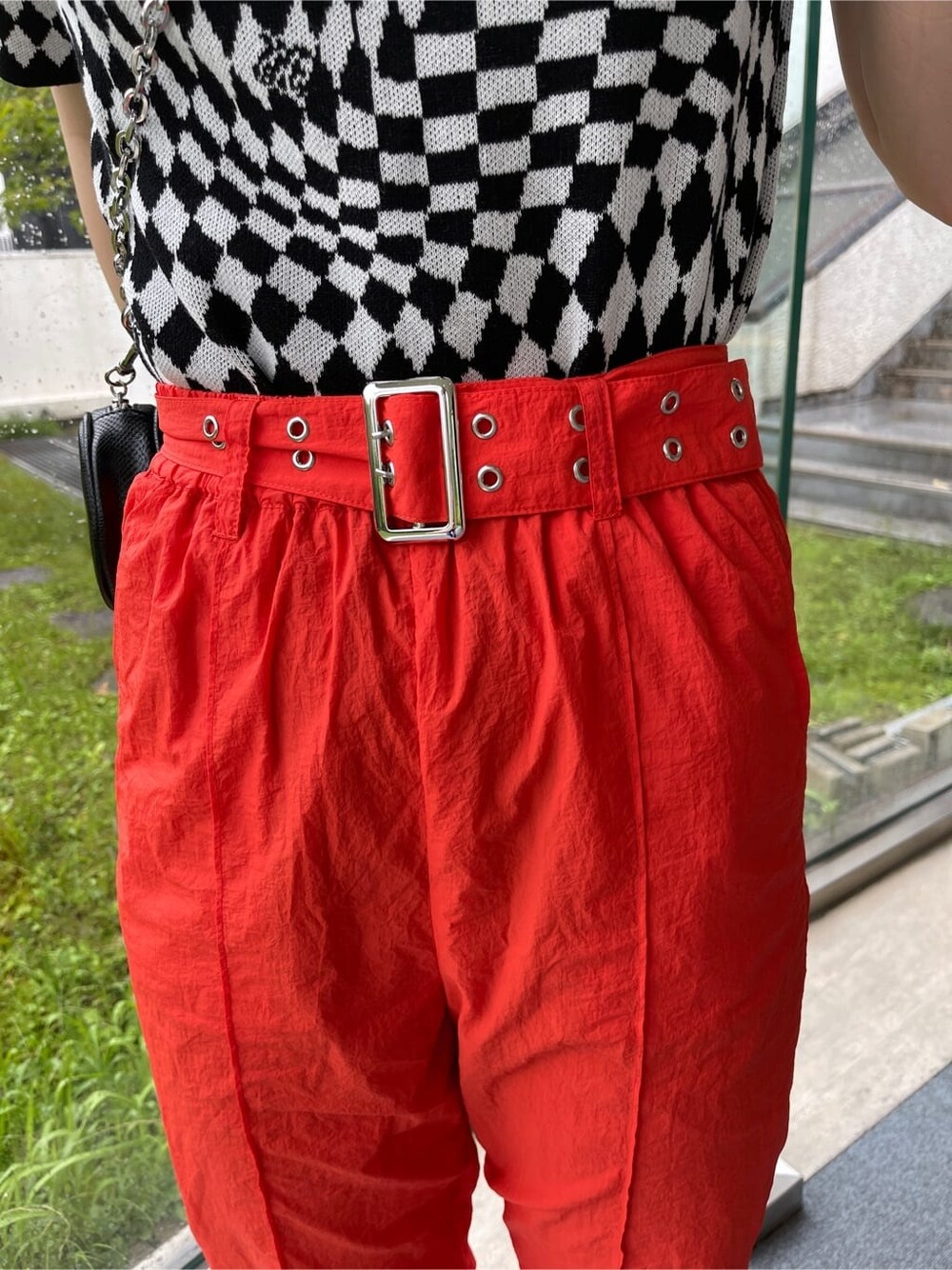 ブラック系のブーツ、ブラック系のニット/セーター、ブラック系のハンドバッグを着用したレディースの春コーディネートの5枚目の写真