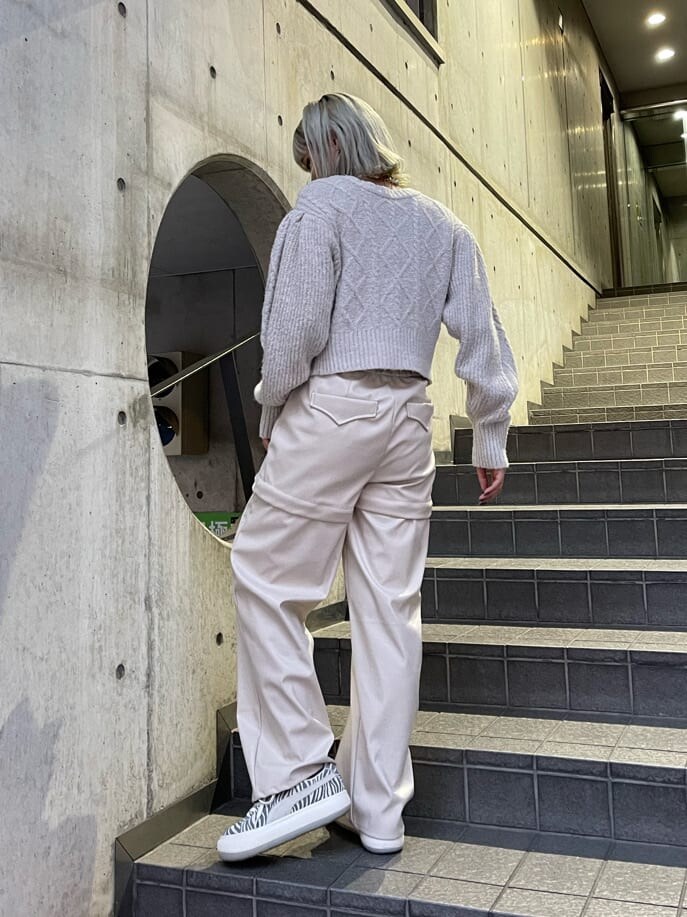 ホワイト系のスニーカー、ホワイト系のカーディガン/ボレロ、ホワイト系のその他パンツを着用したレディースの秋コーディネートの3枚目の写真