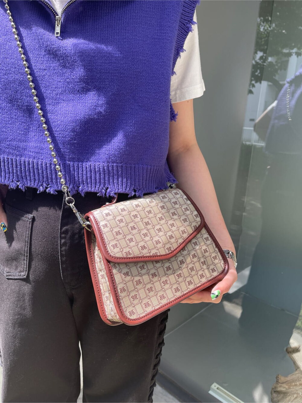 ブラウン系のハンドバッグ、ホワイト系のTシャツ/カットソー、ブラック系のデニムパンツを着用したレディースの夏コーディネートの9枚目の写真