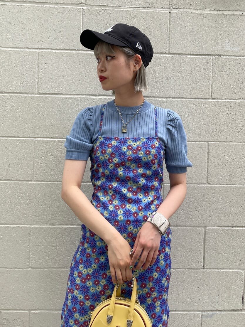 ブラック系のブーツ、ブルー系のニット/セーター、イエロー系のボストンバッグを着用したレディースの夏コーディネートの4枚目の写真