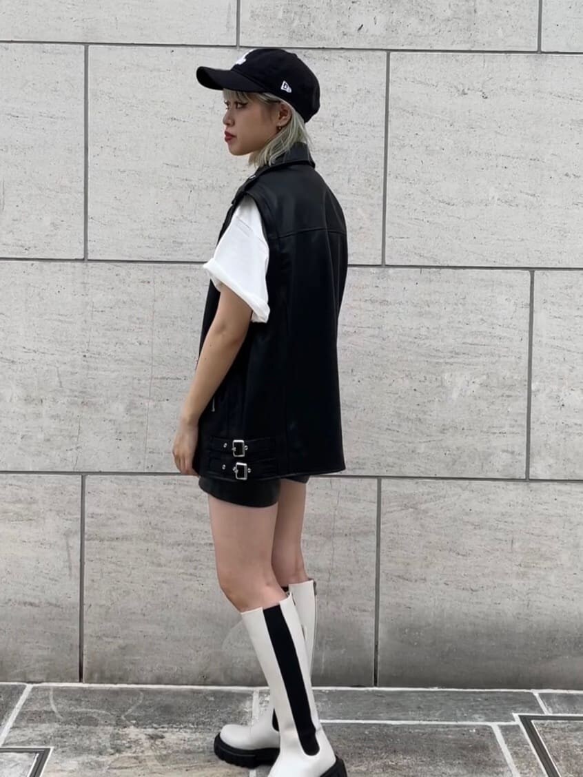 ブラック系のライダースジャケット、ブラック系のその他パンツ、ホワイト系のブーツを着用したレディースの夏コーディネートの3枚目の写真