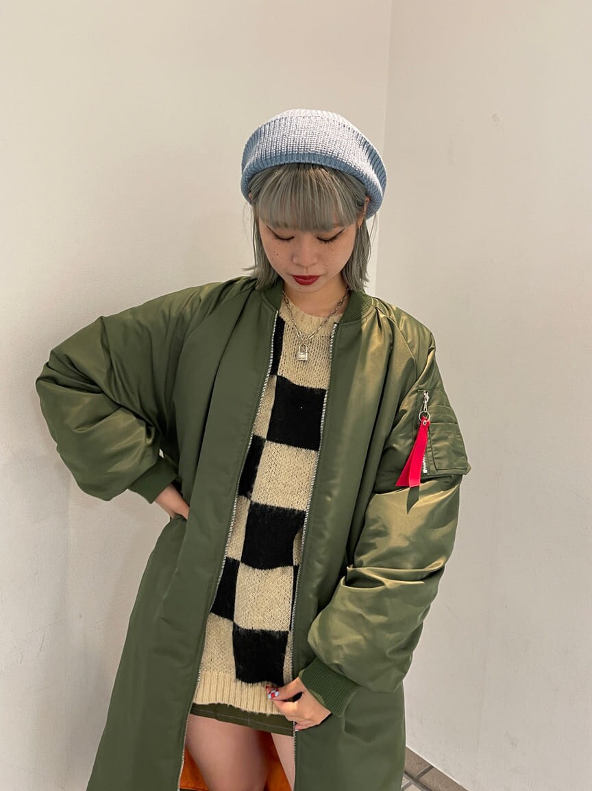 ブラック系のニット/セーター、グリーン系のMA-1、グリーン系のスカートを着用したレディースの秋コーディネートの6枚目の写真