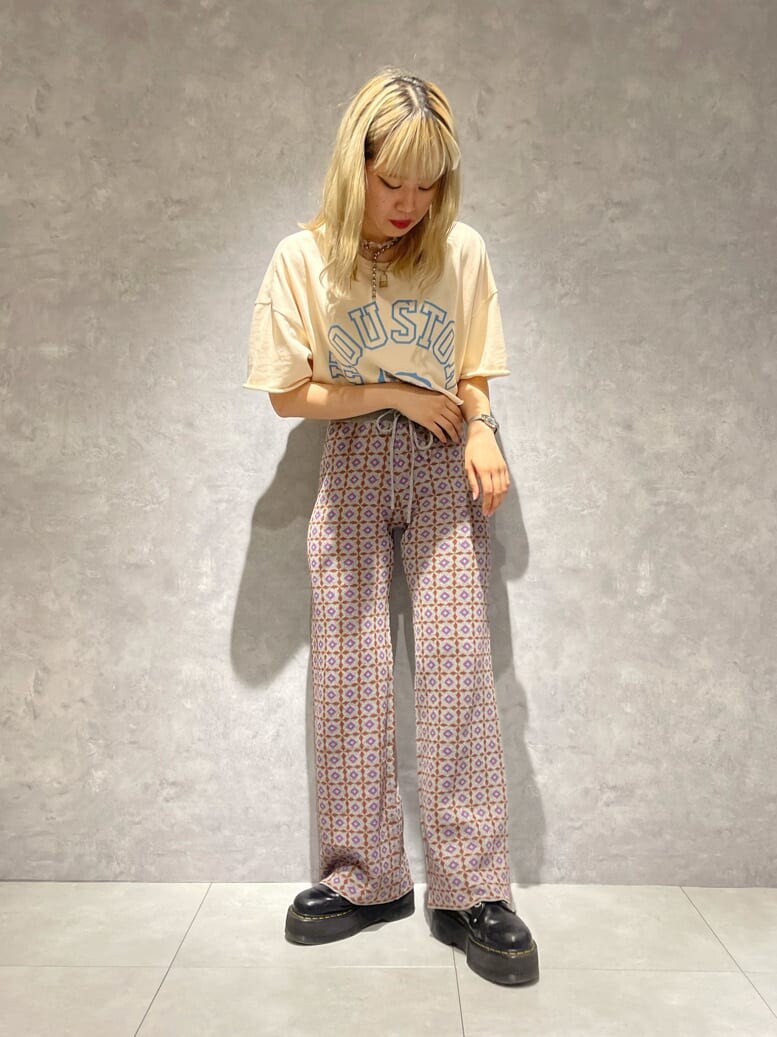 ホワイト系のワンピース、グレー系のその他パンツを着用したレディースの夏コーディネートの2枚目の写真