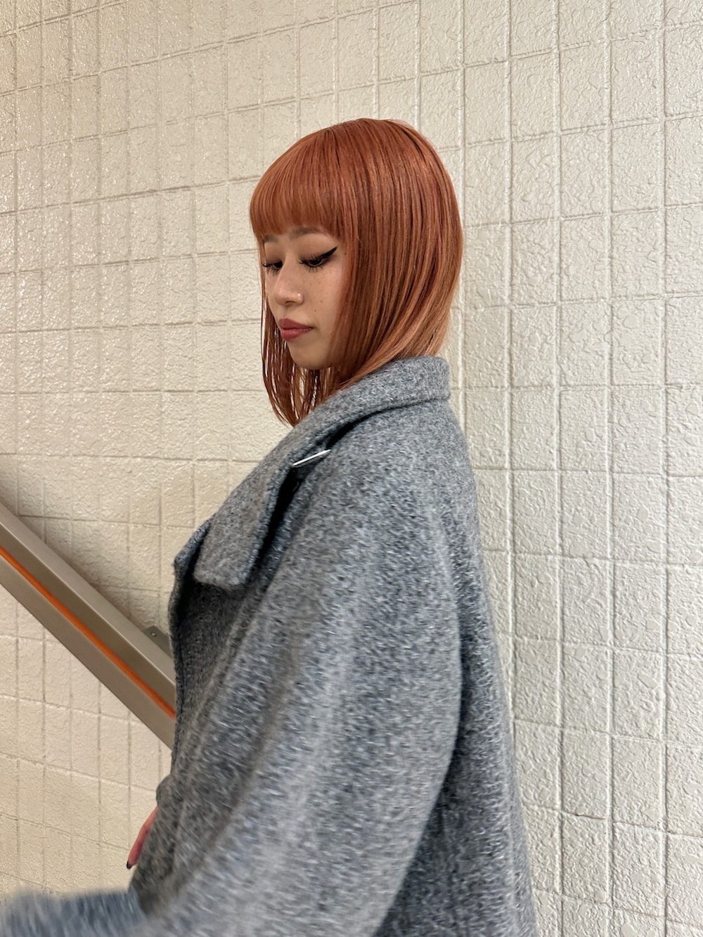 ブラック系のその他パンツ、グレー系のその他アウター、ホワイト系のニット/セーターを着用したレディースの秋コーディネートの7枚目の写真