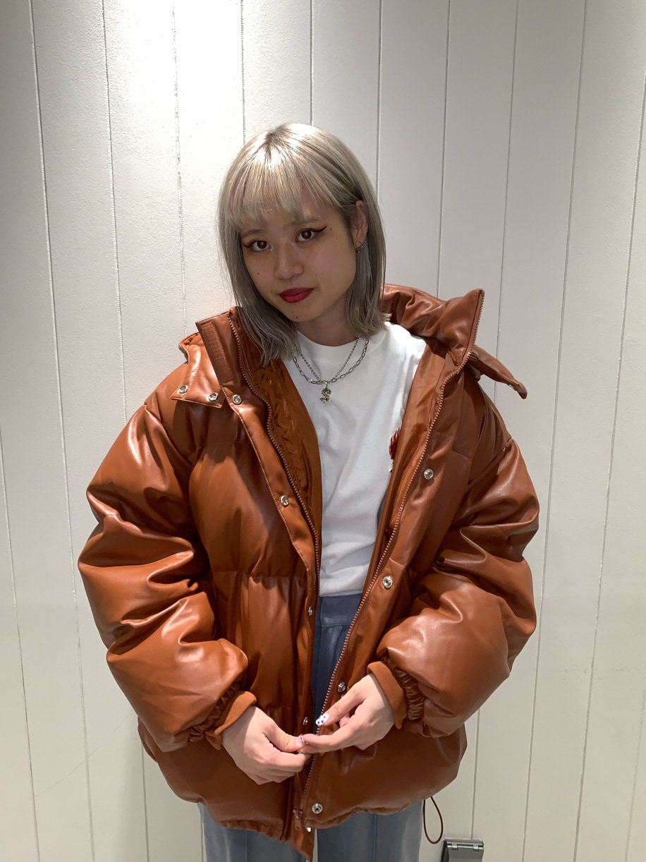 ブラウン系のダウンジャケット/コート、ホワイト系のTシャツ/カットソー、ブルー系のその他パンツを着用したレディースの秋コーディネートの3枚目の写真