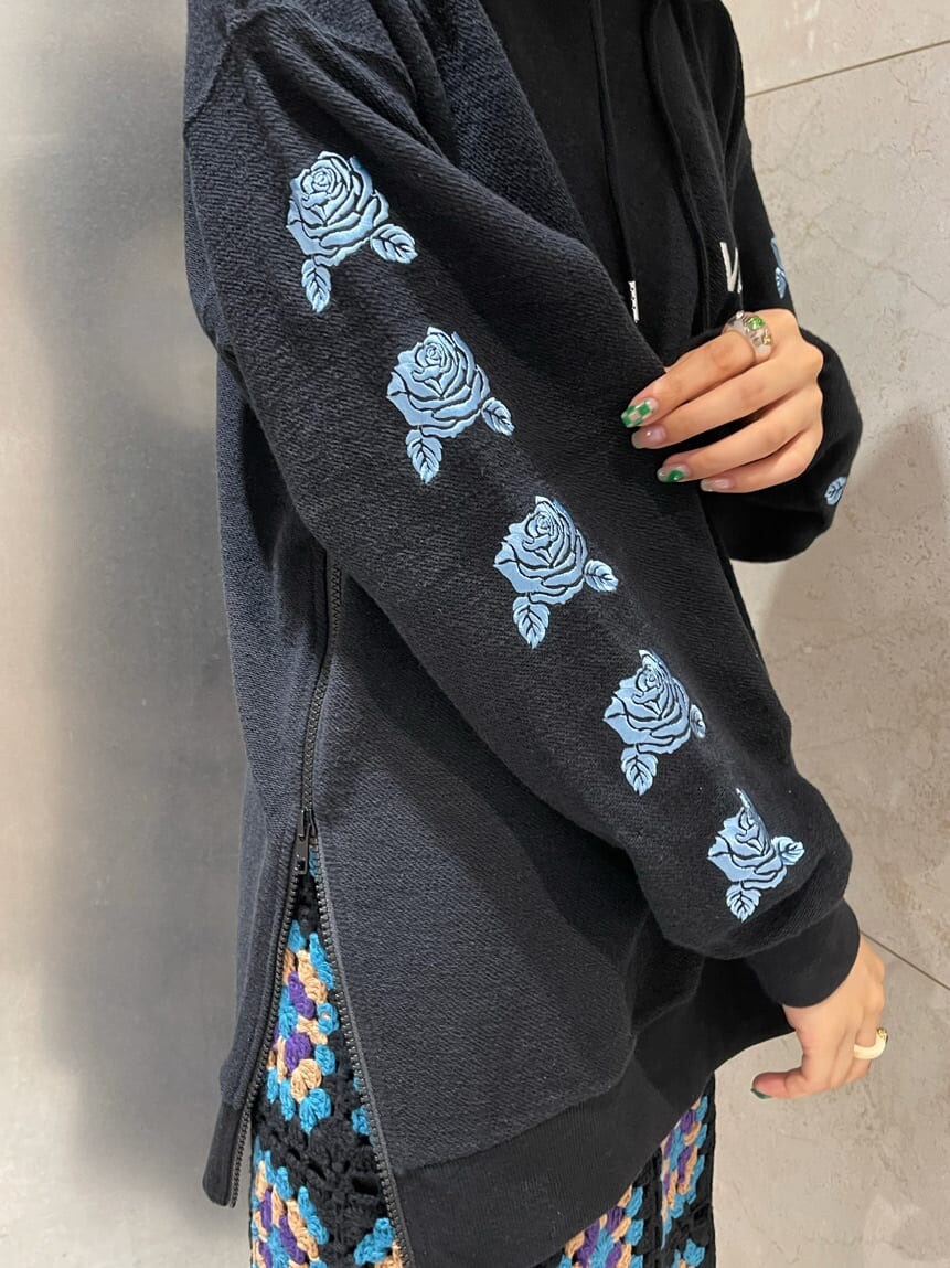 ブラック系のスカート、ブラック系のパーカーを着用したレディースの夏コーディネートの8枚目の写真