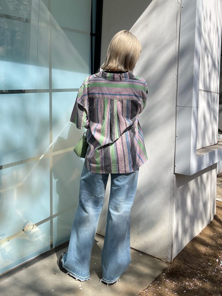 ブルー系のデニムパンツ、ブラック系のTシャツ/カットソー、ブラック系のシャツ/ブラウスを着用したレディースの春コーディネートの3枚目の写真