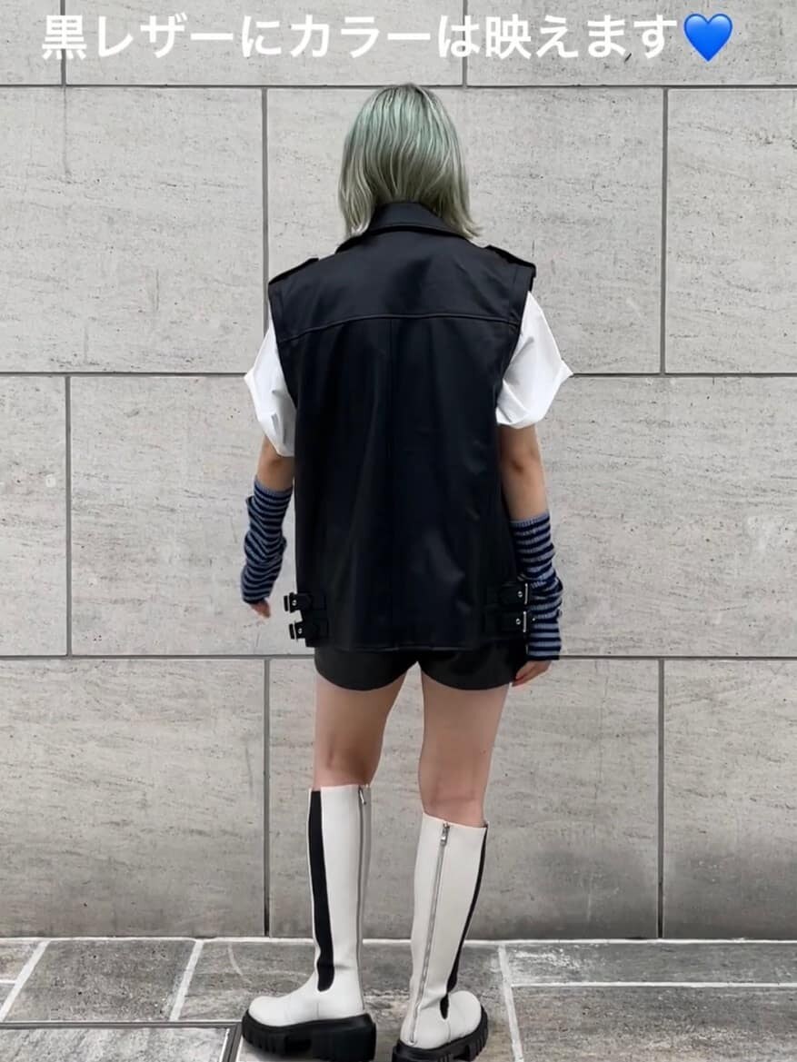 ブラック系のライダースジャケット、ホワイト系のブーツ、ホワイト系のTシャツ/カットソーを着用したレディースの夏コーディネートの3枚目の写真