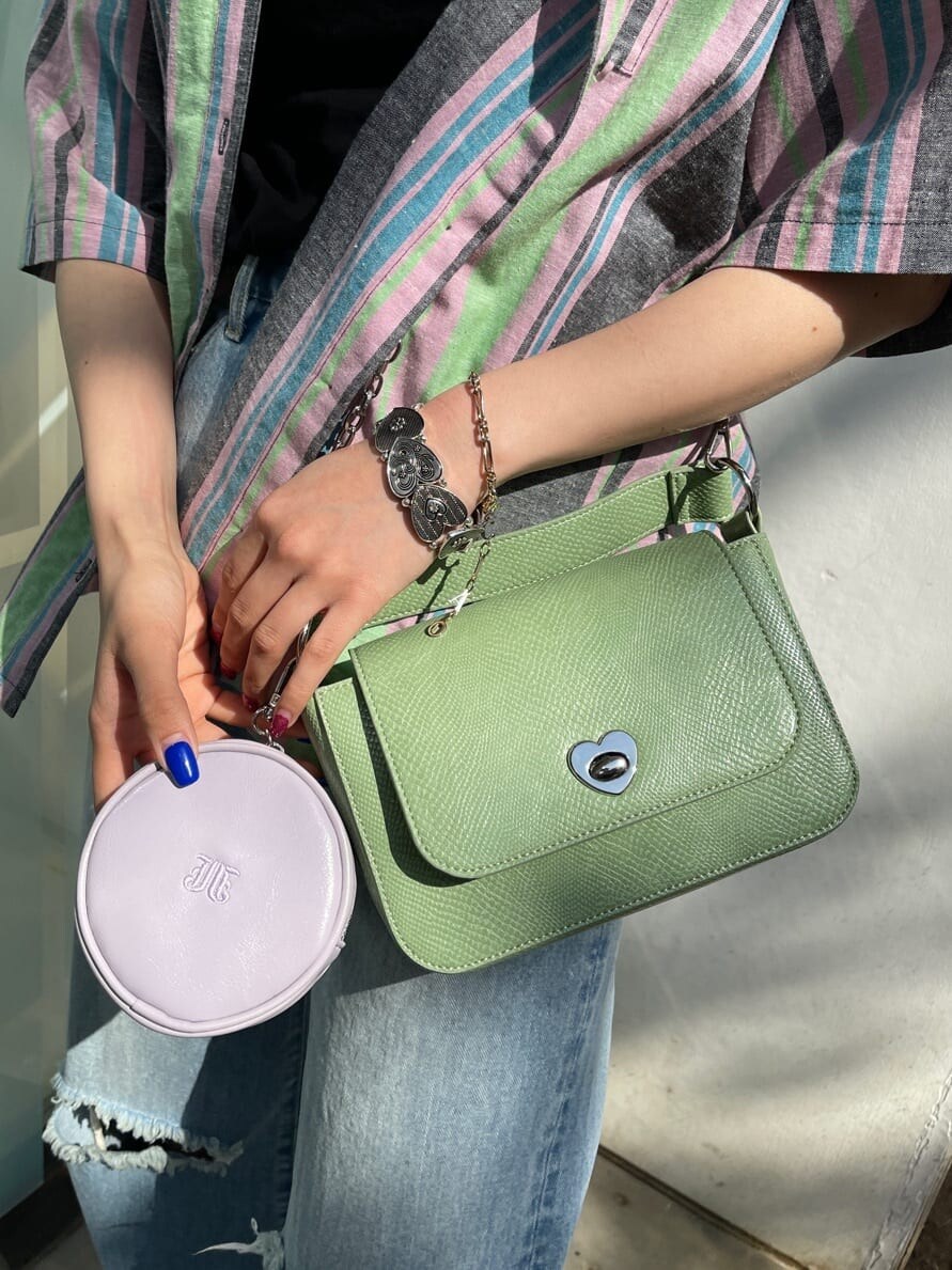 ブルー系のデニムパンツ、ブラック系のTシャツ/カットソー、ブラック系のシャツ/ブラウスを着用したレディースの春コーディネートの7枚目の写真