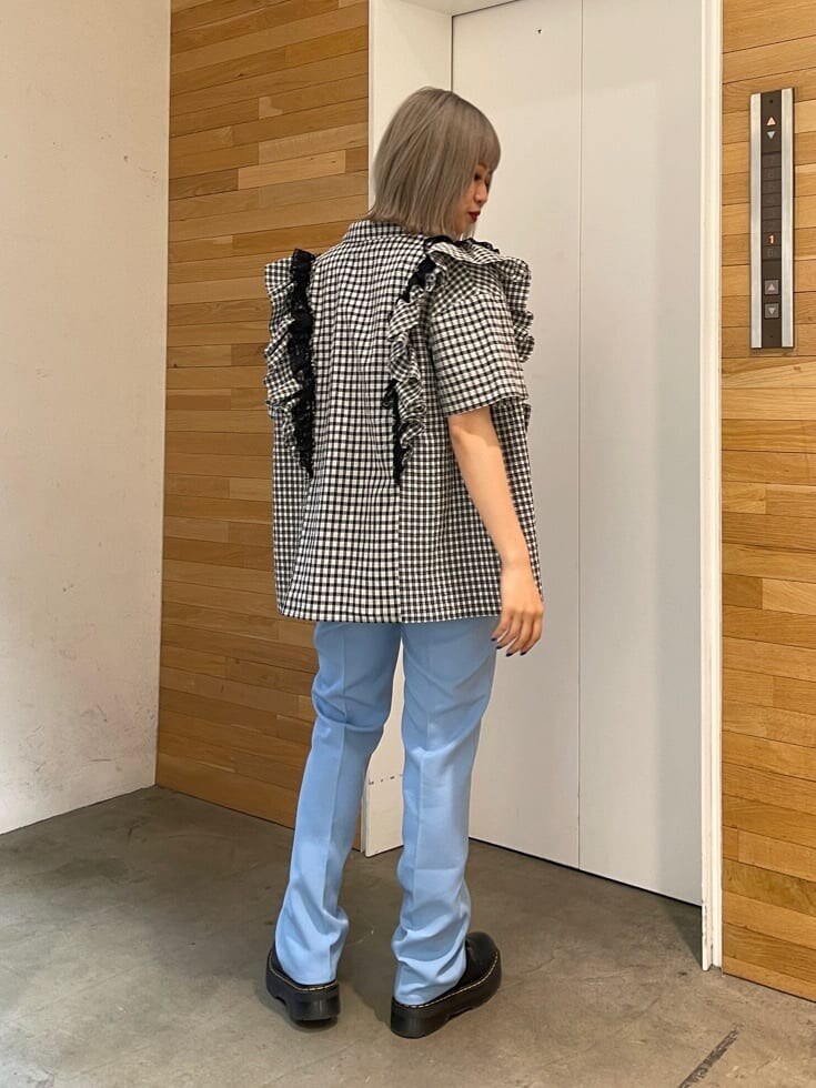 ブルー系のスラックス、ホワイト系のTシャツ/カットソー、その他のシャツ/ブラウスを着用したレディースの春コーディネートの3枚目の写真