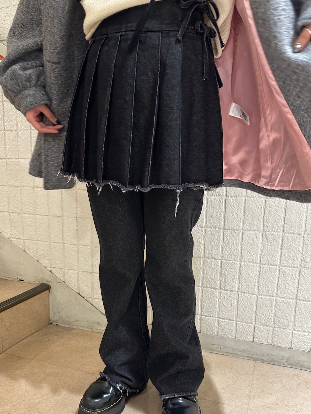 ブラック系のその他パンツ、グレー系のその他アウター、ホワイト系のニット/セーターを着用したレディースの秋コーディネートの10枚目の写真