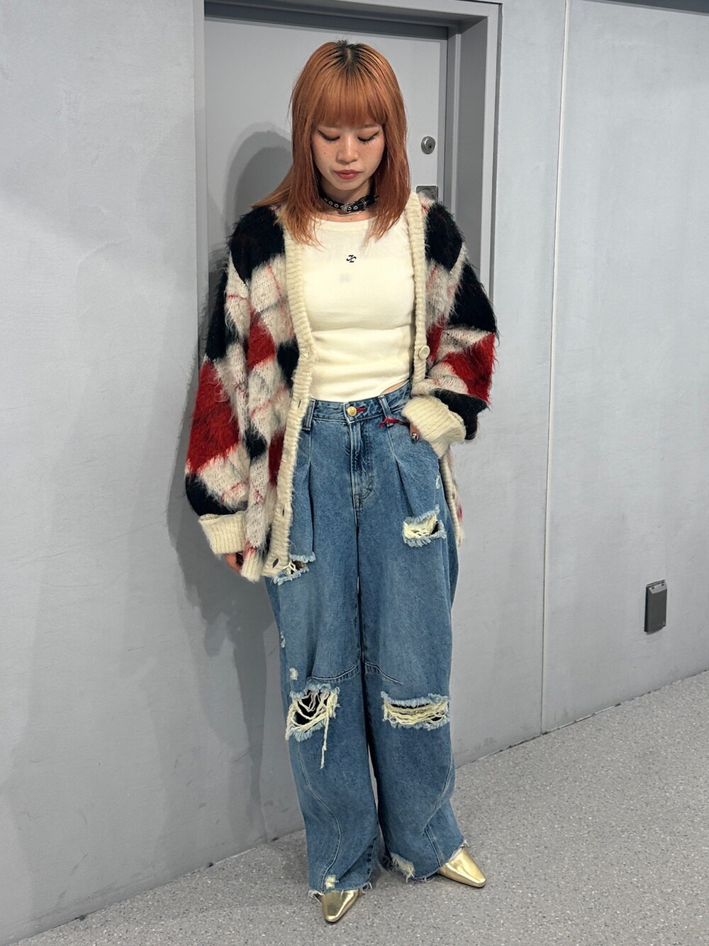 ブルー系のデニムパンツ、ホワイト系のカーディガン/ボレロ、ホワイト系のニット/セーターを着用したレディースの秋コーディネートの4枚目の写真