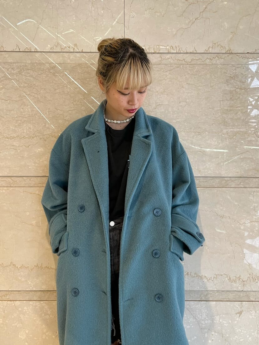 ブラック系のデニムパンツ、ブラック系のTシャツ/カットソー、ブルー系のチェスターコートを着用したレディースの夏コーディネートの4枚目の写真