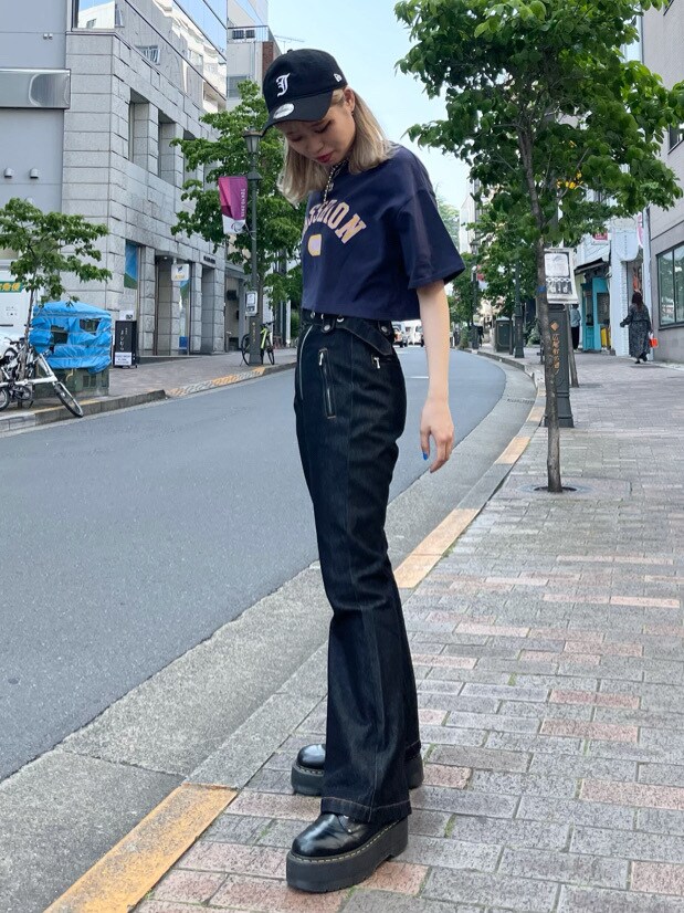 ブルー系のTシャツ/カットソー、ブラック系のデニムパンツ、ブラック系のキャップを着用したレディースの春コーディネートの2枚目の写真