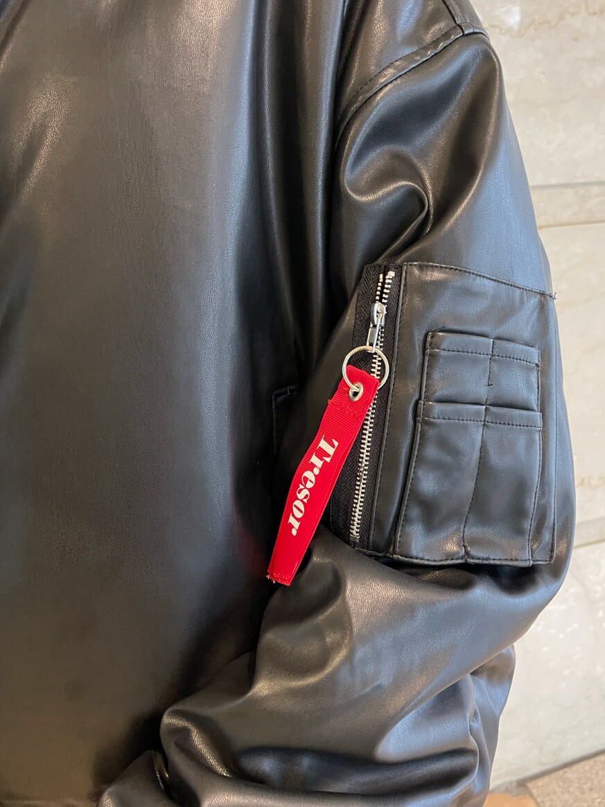 ブラック系のデニムパンツ、ブラック系のTシャツ/カットソー、ブラック系のMA-1を着用したレディースの夏コーディネートの9枚目の写真