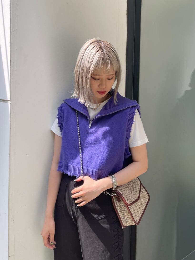 ブラウン系のハンドバッグ、ホワイト系のTシャツ/カットソー、ブラック系のデニムパンツを着用したレディースの夏コーディネートの7枚目の写真