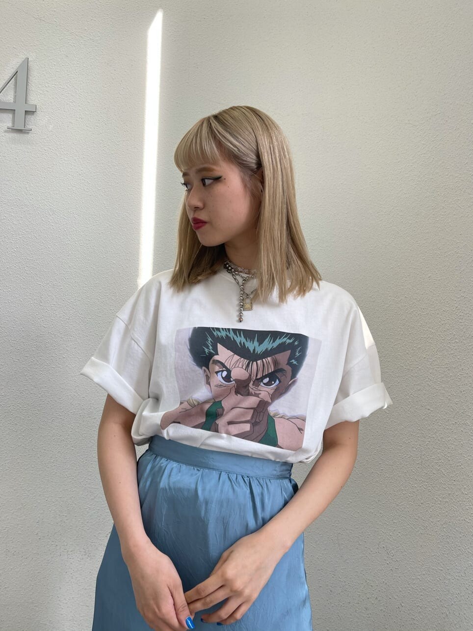 ブルー系のスカート、ホワイト系のTシャツ/カットソーを着用したレディースの夏コーディネートの3枚目の写真