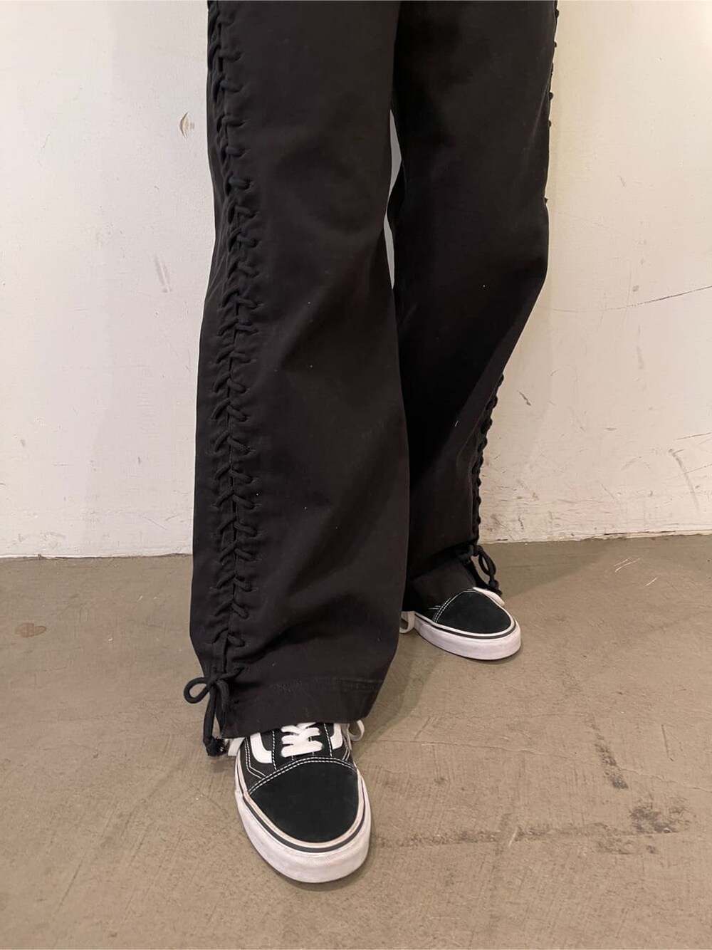 グリーン系のシャツ/ブラウス、ブラック系のデニムパンツ、ホワイト系のTシャツ/カットソーを着用したレディースの春コーディネートの10枚目の写真