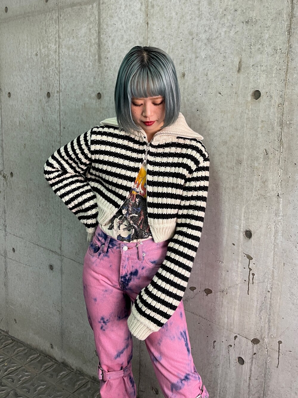 ホワイト系のカーディガン/ボレロ、ホワイト系のTシャツ/カットソー、ピンク系のデニムパンツを着用したレディースの秋コーディネートの4枚目の写真