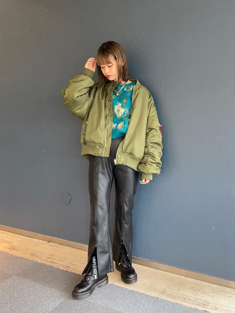 ベージュ系のMA-1、ブルー系のカーディガン/ボレロ、シルバー系のネックレスを着用したレディースの秋コーディネートの2枚目の写真