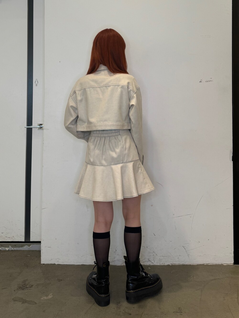 ホワイト系のワンピース、ブルー系のTシャツ/カットソー、ブラック系のブーツを着用したレディースの夏コーディネートの4枚目の写真