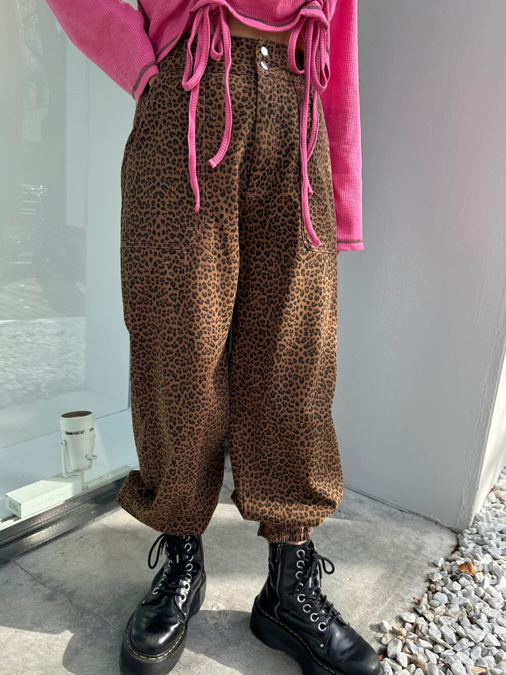 ピンク系のTシャツ/カットソー、ベージュ系のその他パンツ、ブラック系のその他シューズを着用したレディースの春コーディネートの8枚目の写真