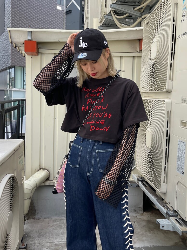 ブラック系のTシャツ/カットソー、ブルー系のデニムパンツ、ブラック系のTシャツ/カットソーを着用したレディースの春コーディネートの5枚目の写真