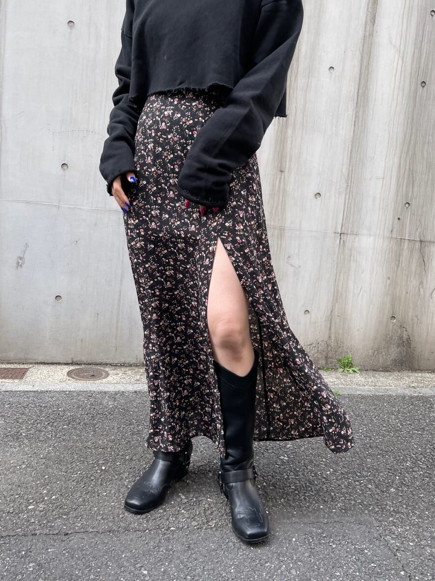 ブラック系のワンピース、ブラック系のTシャツ/カットソーを着用したレディースの春コーディネートの9枚目の写真