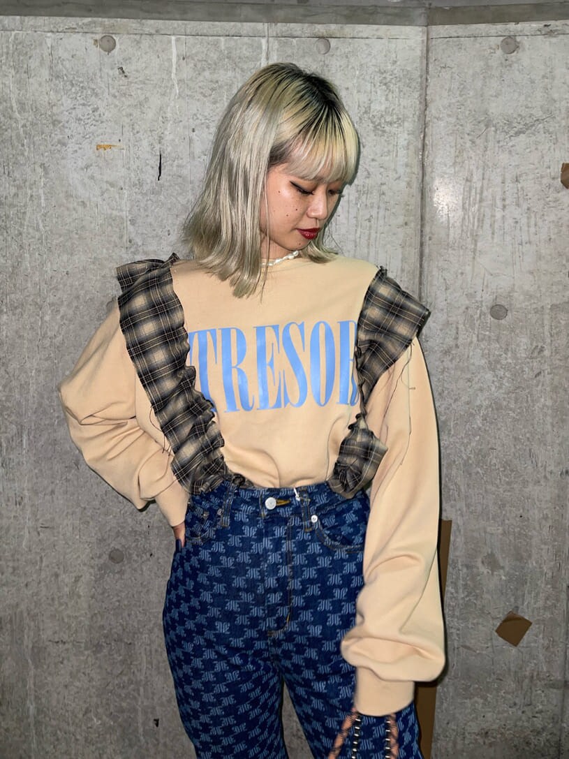 ブラウン系のショルダーバッグ、ベージュ系のTシャツ/カットソー、ブルー系のデニムパンツを着用したレディースの秋コーディネートの4枚目の写真