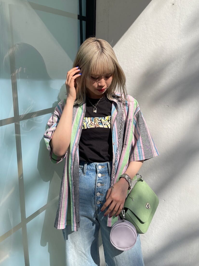 ブルー系のデニムパンツ、ブラック系のTシャツ/カットソー、ブラック系のシャツ/ブラウスを着用したレディースの春コーディネートの4枚目の写真