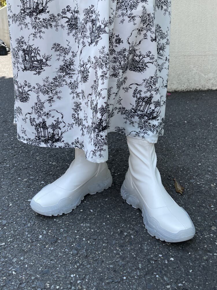 ホワイト系のブーツ、ホワイト系のワンピース、ホワイト系のボストンバッグを着用したレディースの夏コーディネートの9枚目の写真