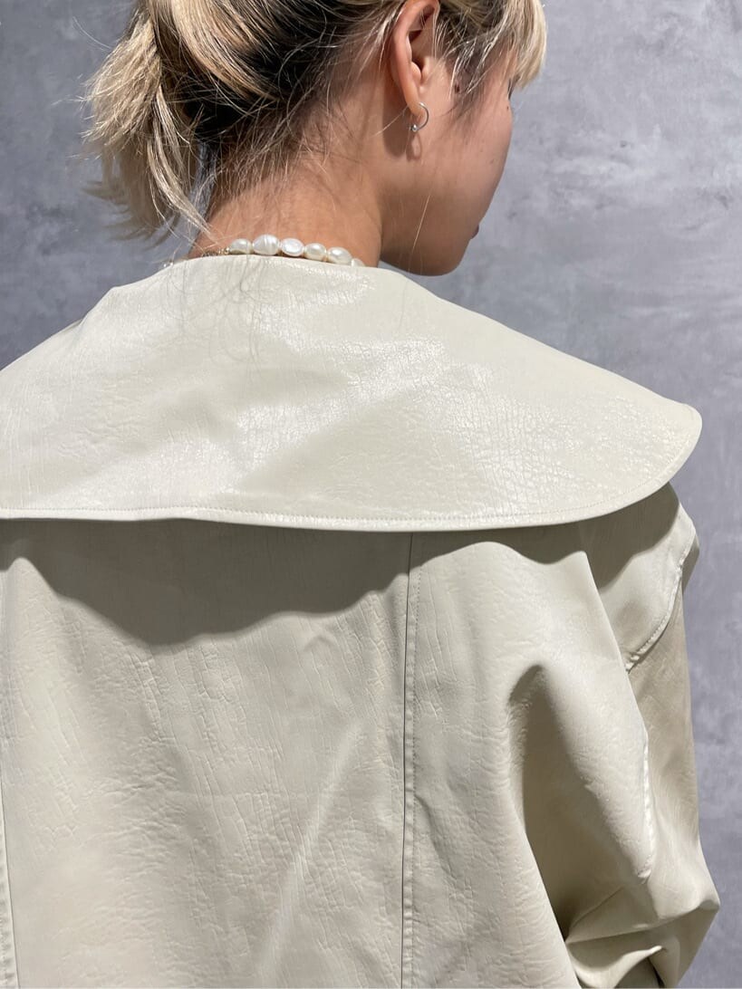 グリーン系のその他パンツ、ホワイト系のライダースジャケットを着用したレディースの夏コーディネートの7枚目の写真