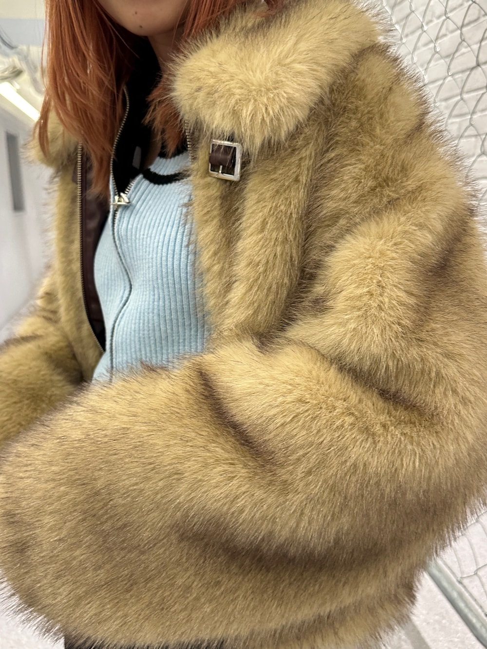 ブルー系のデニムパンツ、ブラック系のパンプス、ブラック系のニット/セーターを着用したレディースの秋コーディネートの7枚目の写真