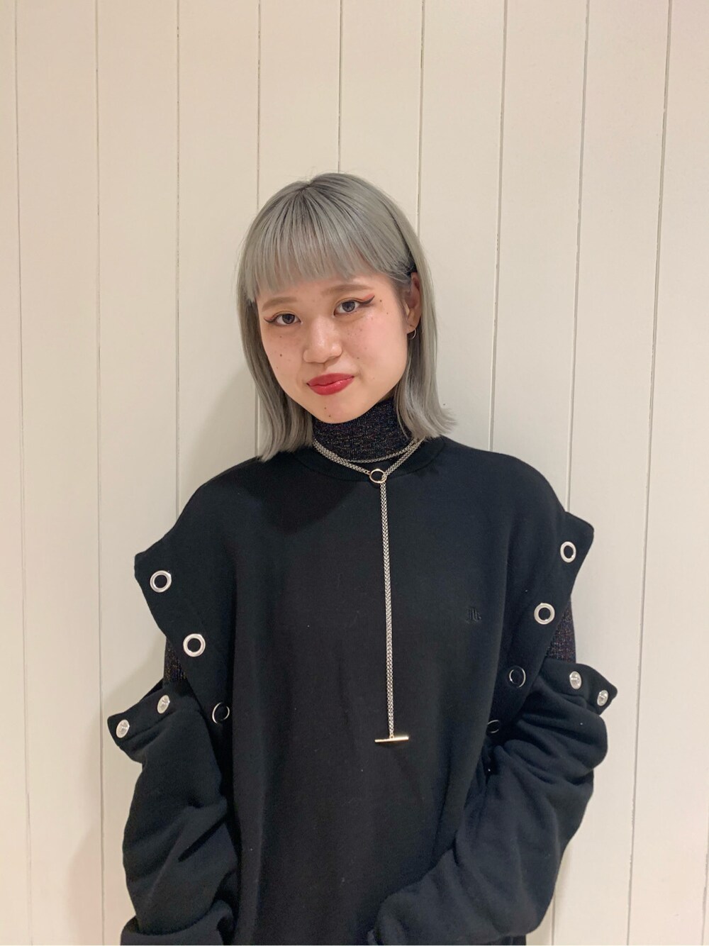 ブラック系のニット/セーター、ブラック系のその他パンツ、ブラック系のスウェットを着用したレディースの秋コーディネートの2枚目の写真