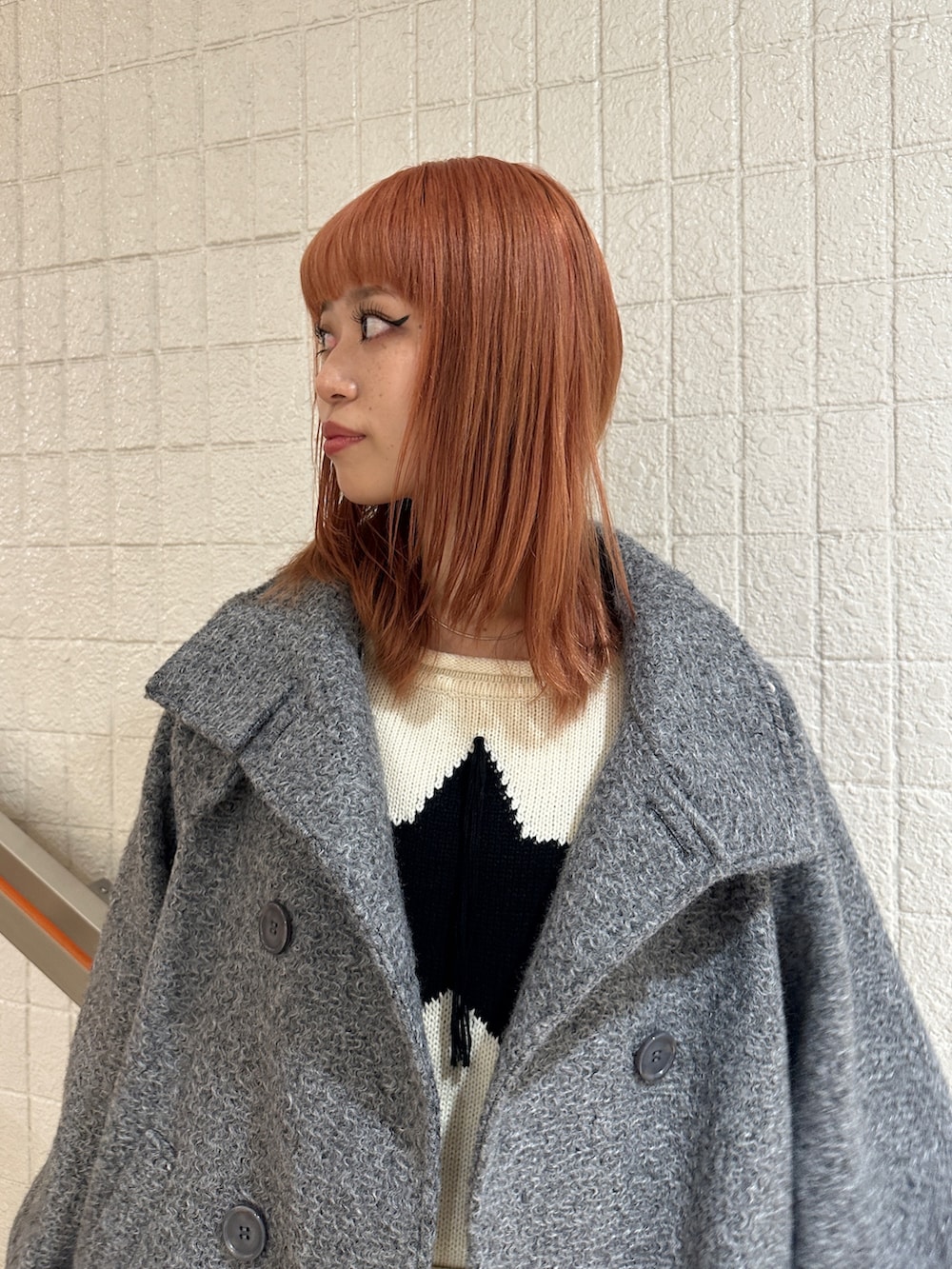 ブラック系のその他パンツ、グレー系のその他アウター、ホワイト系のニット/セーターを着用したレディースの秋コーディネートの6枚目の写真
