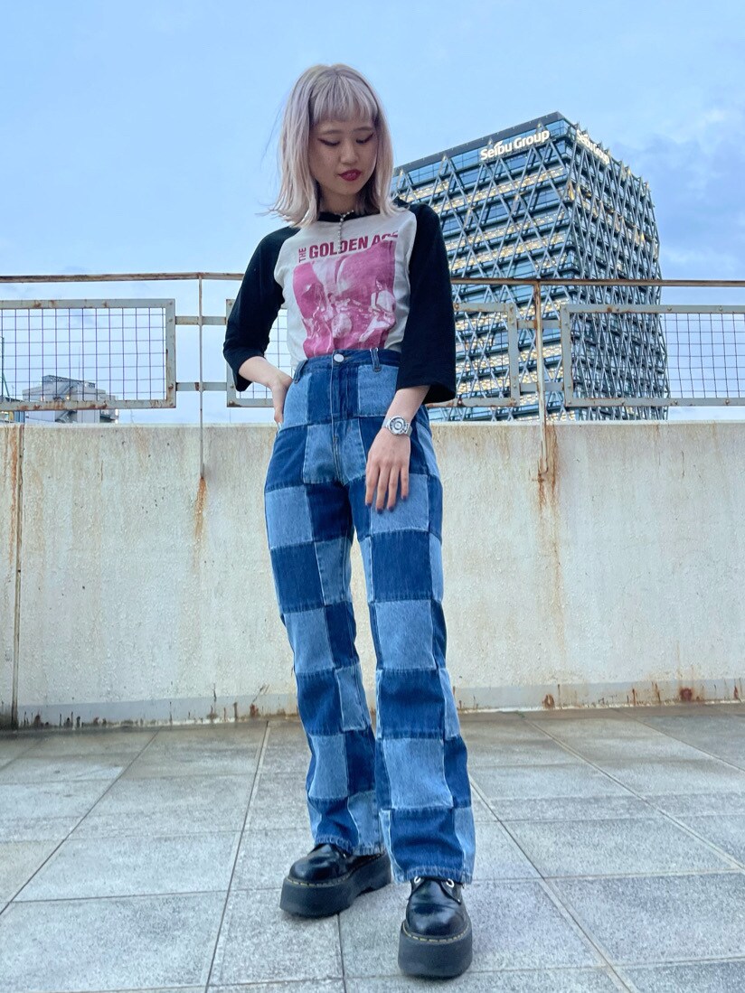 ホワイト系のTシャツ/カットソー、ブルー系のデニムパンツ、ブラック系のカーディガン/ボレロを着用したレディースの春コーディネートの2枚目の写真