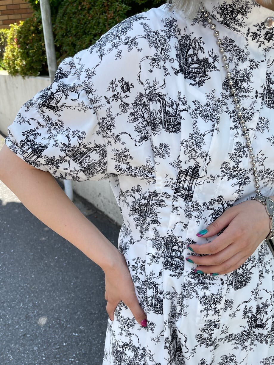 ホワイト系のブーツ、ホワイト系のワンピース、ホワイト系のボストンバッグを着用したレディースの夏コーディネートの7枚目の写真