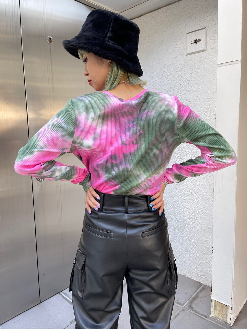 ピンク系のTシャツ/カットソー、ブラック系のカーゴパンツ、ブラック系のハットを着用したレディースの秋コーディネートの10枚目の写真