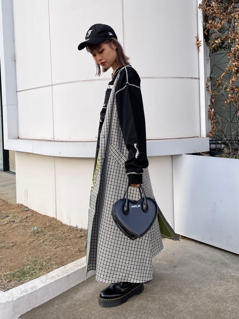 ブラック系のデニムパンツ、その他のジャンパースカート、ブラック系のショルダーバッグを着用したレディースの冬コーディネートの4枚目の写真