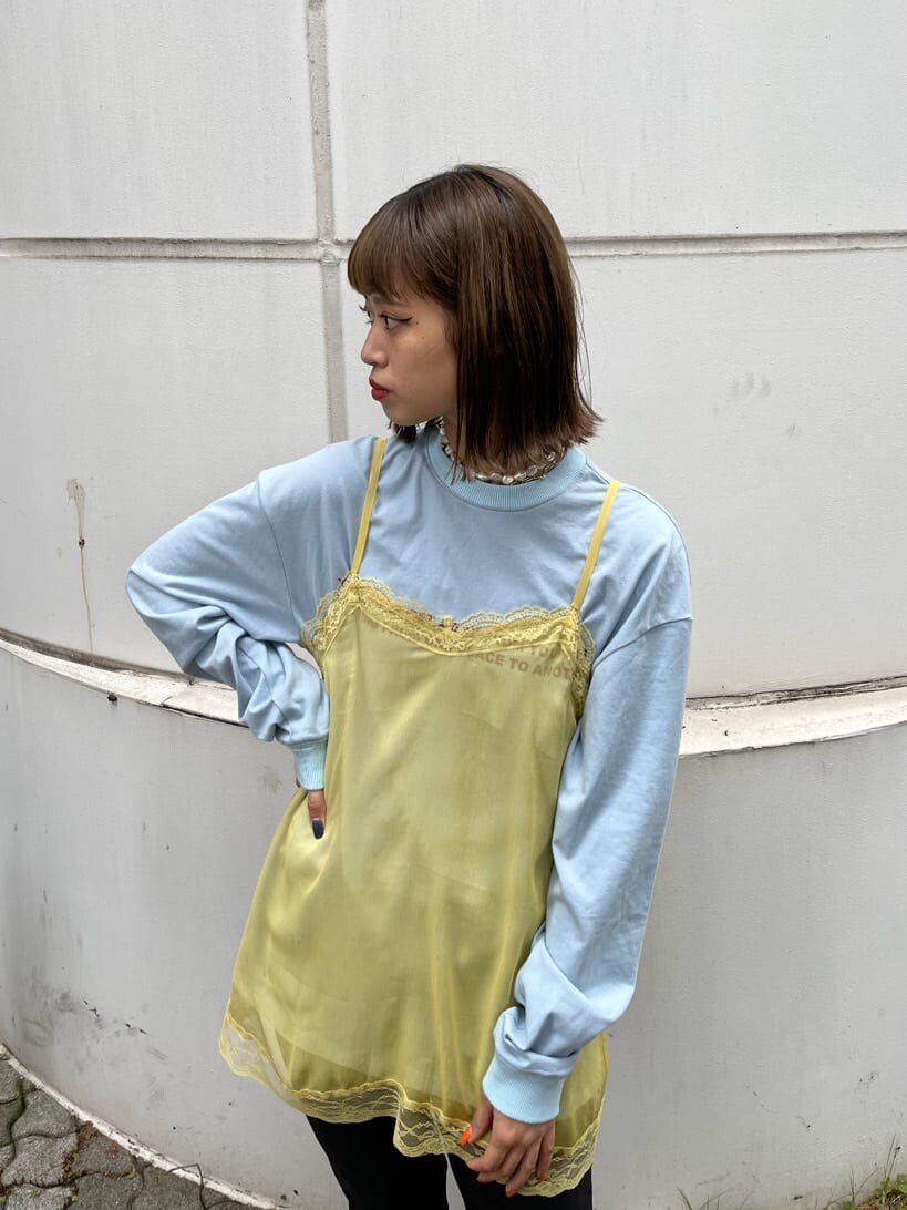 ブルー系のデニムジャケット、ブルー系のTシャツ/カットソーを着用したレディースの秋コーディネートの8枚目の写真