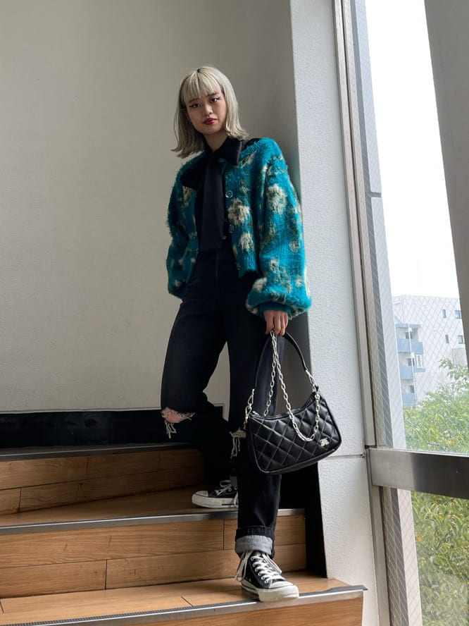 ブラック系のデニムパンツ、ブルー系のカーディガン/ボレロ、ブラック系のシャツ/ブラウスを着用したレディースの秋コーディネートの3枚目の写真