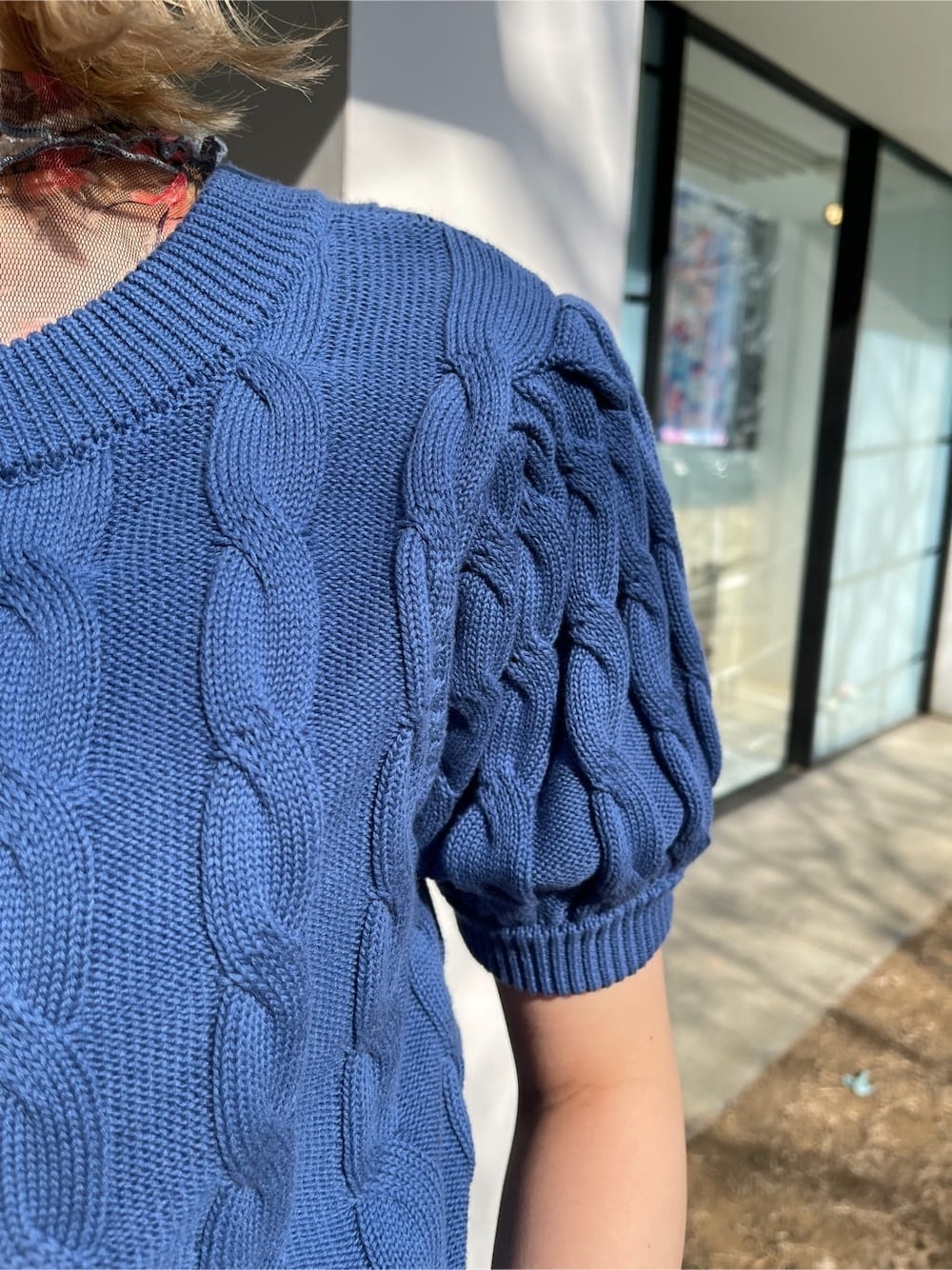 その他のTシャツ/カットソー、ブルー系のニット/セーター、ブルー系のデニムパンツを着用したレディースの春コーディネートの7枚目の写真