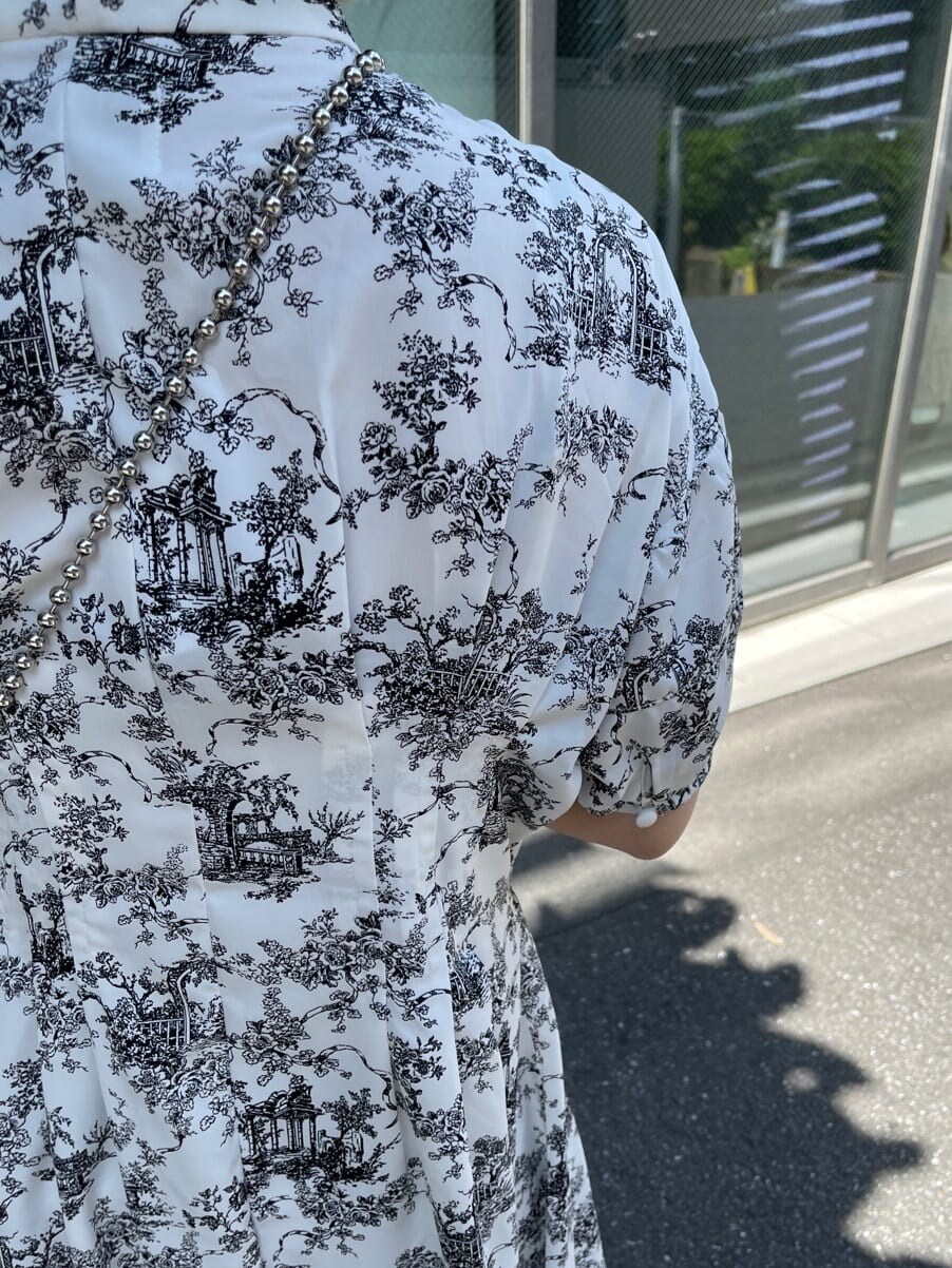 ホワイト系のブーツ、ホワイト系のワンピース、ホワイト系のボストンバッグを着用したレディースの夏コーディネートの8枚目の写真