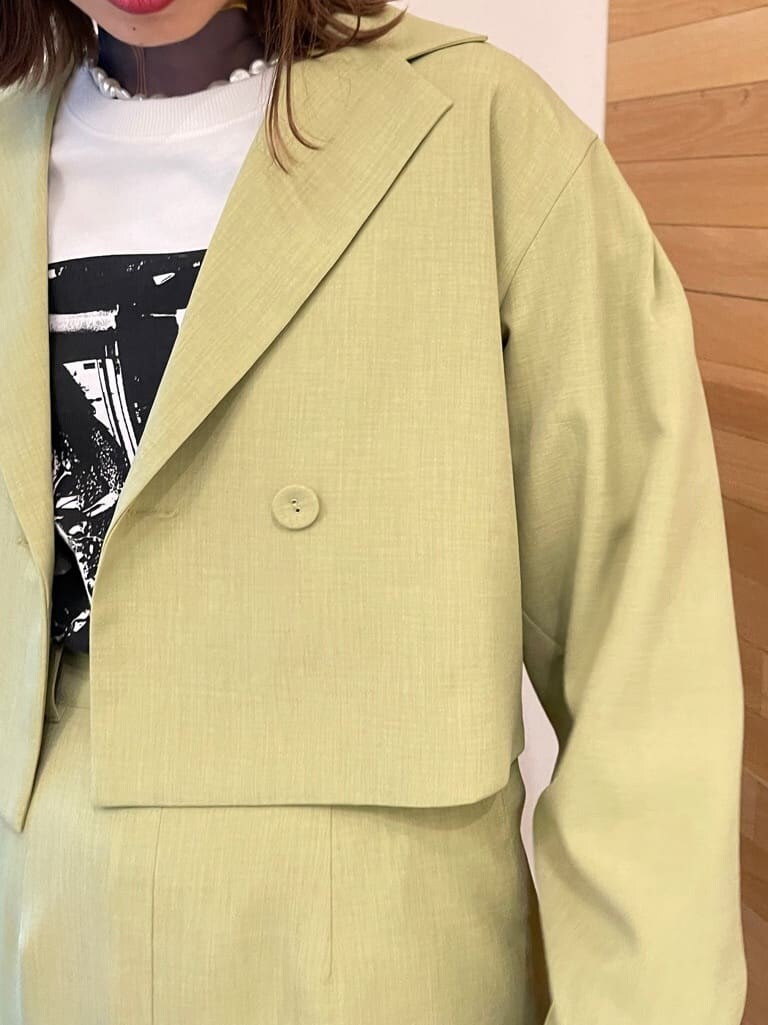 ブラック系のブーツ、グリーン系のテーラードジャケット、ブルー系のTシャツ/カットソーを着用したレディースの冬コーディネートの4枚目の写真