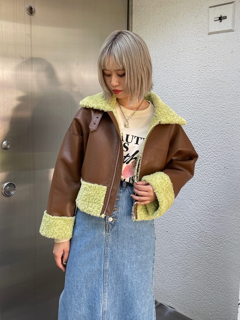 ブラック系のブーツ、ブラウン系のその他アウター、ブルー系のデニムスカートを着用したレディースの夏コーディネートの6枚目の写真